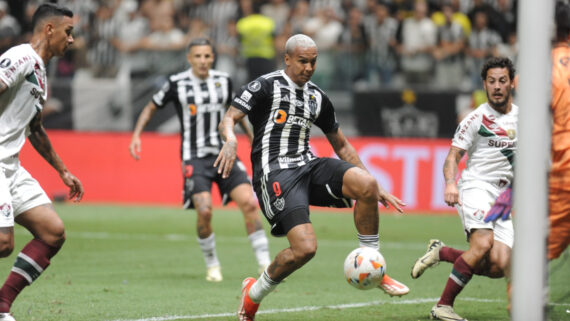 Momento em que Deyverson, atacante do Atlético, completa cruzamento de Hulk para marcar o gol da classificação alvinegra sobre o Flu, pelas quartas da Libertadores (foto: Alexandre Guzanshe/EM/D.A Press)