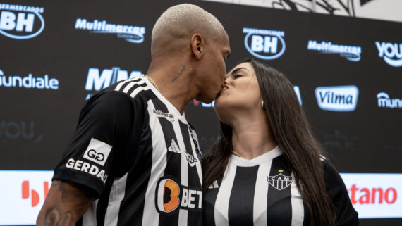 Deyverson beija esposa durante apresentação no Atlético (foto: Pedro Souza/Atlético)