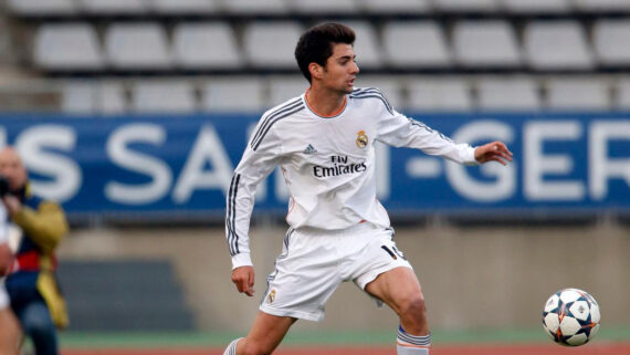 Enzo Zidane em ação pelo time Sub-19 do Real Madrid, em março de 2014, durante partida pelas quartas de final da Champions League da categoria (foto: CHARLES PLATIAU/AFP)