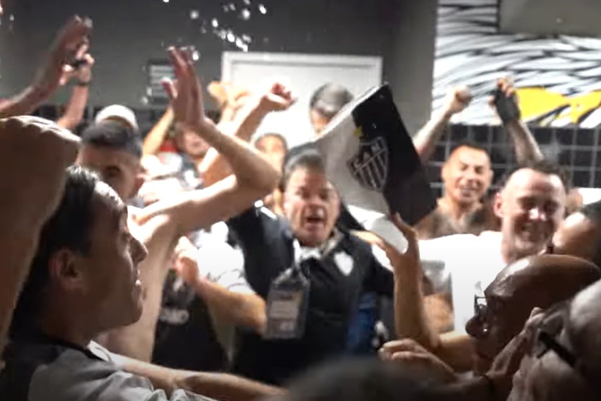 Comemoração no vestiário do Atlético (foto: Reprodução / GaloTV)