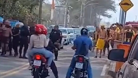 Torcedores de Flamengo e Peñarol brigam em praia do Rio de Janeiro (foto: Reprodução)