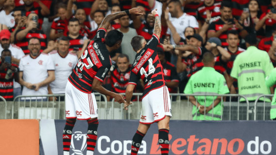 Bruno Henrique e Arrascaeta comemorando gol do Flamengo sobre o Bahia, pela Copa do Brasil (foto: Gilvan de Souza/CRF)