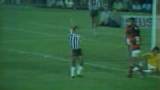 Reinaldo comemora gol pelo Atlético diante do Flamengo na Libertadores de 1981 (foto: Reprodução/YouTube)