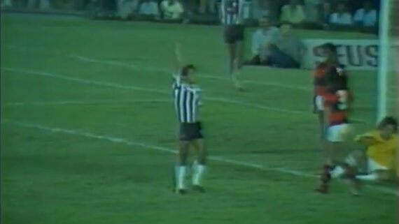 Reinaldo comemora gol pelo Atlético diante do Flamengo na Libertadores de 1981 (foto: Reprodução/YouTube)