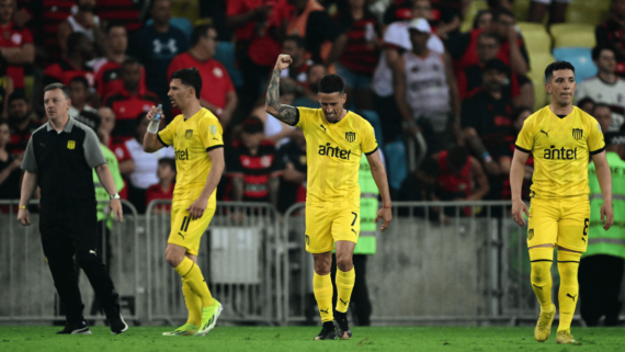 Jogadores do Peñarol comemorando gol sobre Flamengo, pela Libertadores (foto: Mauro Pimentel/AFP)