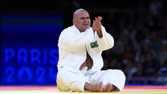 Judoca Wilians Araújo comemora ouro após vencer o moldavo Ion Basoc, na classe J1, para atletas com deficiência visual, na categoria acima de 90 kg (foto: Marcello Zambrana/CPB)