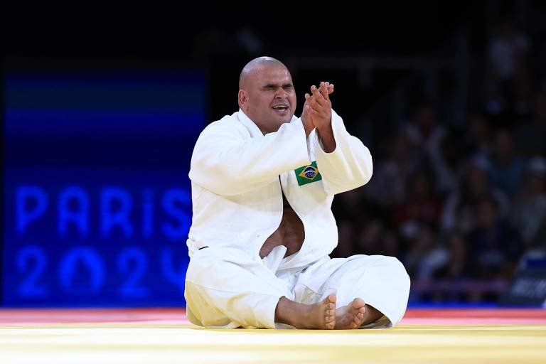 Judoca Wilians Araújo comemora ouro após vencer o moldavo Ion Basoc, na classe J1, para atletas com deficiência visual, na categoria acima de 90 kg (foto: Marcello Zambrana/CPB)