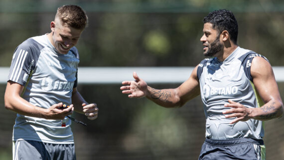 Bruno Fuchs e Hulk durante treino do Atlético na Cidade do Galo (31/8) (foto: Pedro Souza/Atlético)