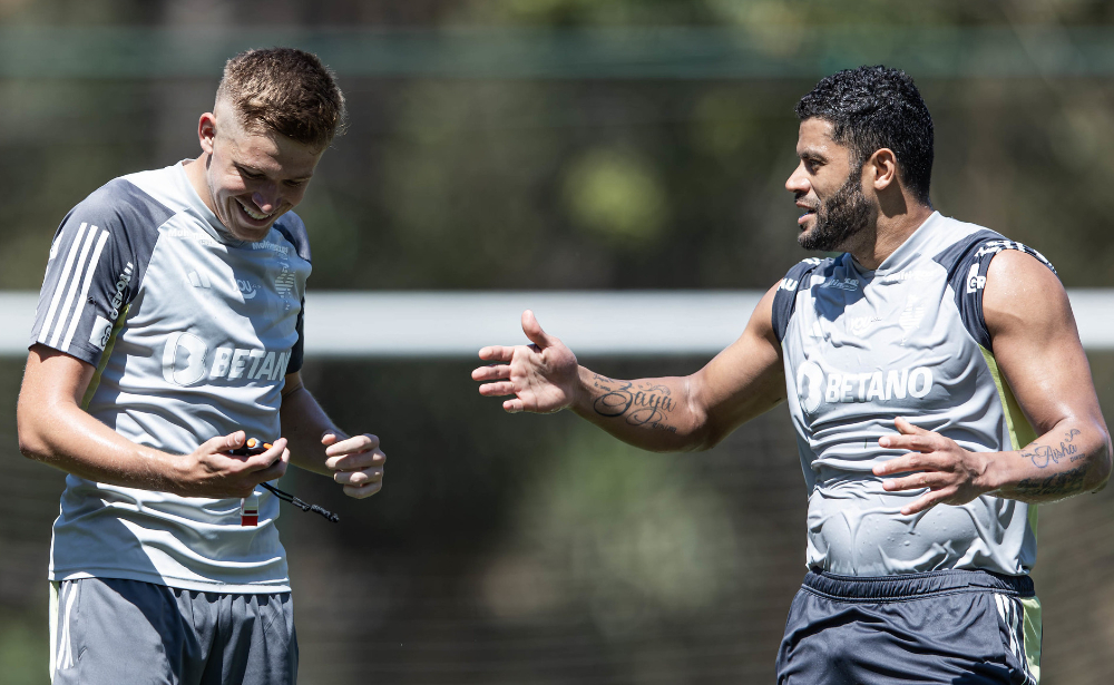 Bruno Fuchs e Hulk durante treino do Atlético na Cidade do Galo (31/8) - (foto: Pedro Souza/Atlético)