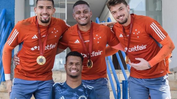 Gabriel Araújo ao lado de jogadores do Cruzeiro (foto: Gustavo Aleixo/Cruzeiro)