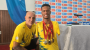 Gabrielzinho, medalhista paralímpico, e técnico Fábio Antunes (foto: Matheus Brum)