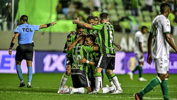 Jogadores do América ajoelhados comemorando gol (foto: Mourão Panda/América)