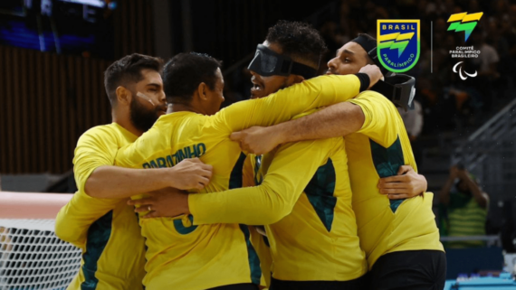 Jogadores da Seleção Brasileira Masculina de Golbol comemorando bronze na Paralimpíada de Paris (foto: Divulgação/CBDV)