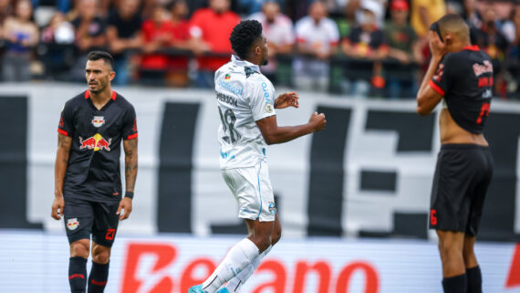 Jemerson, ex-Atlético, em comemoração de gol pelo Grêmio diante do RB Bragantino na 26ª rodada do Campeonato Brasileiro (foto: Lucas Uebel/Grêmio)