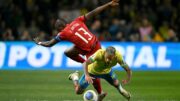 Guilherme Arana em disputa de bola em Brasil x Equador (foto: Mauro Pimentel/AFP)