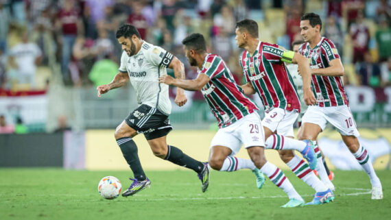 Hulk cercado por jogadores do Fluminense em jogo do Atlético na Libertadores (foto: Pedro Souza/Atlético)