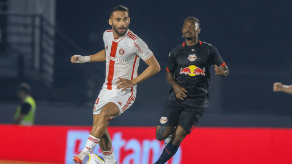 Jogadores de Internacional e Bragantino (foto: Ricardo Duarte/Internacional)