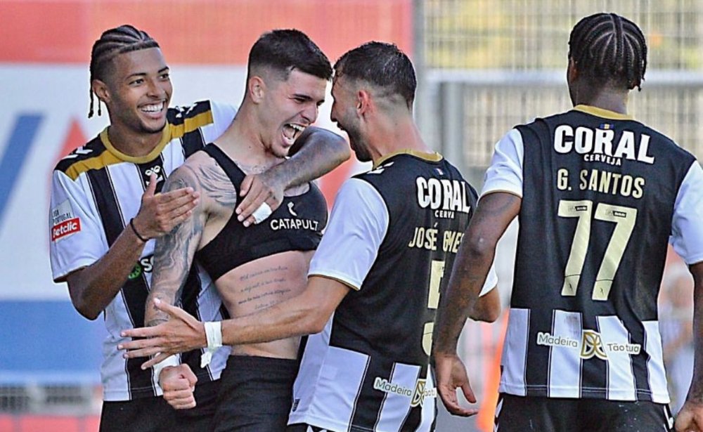 Isaac, atacante que pertence ao Atlético, em comemoração de gol com companheiros de Nacional-POR (foto: Divulgação/Nacional)