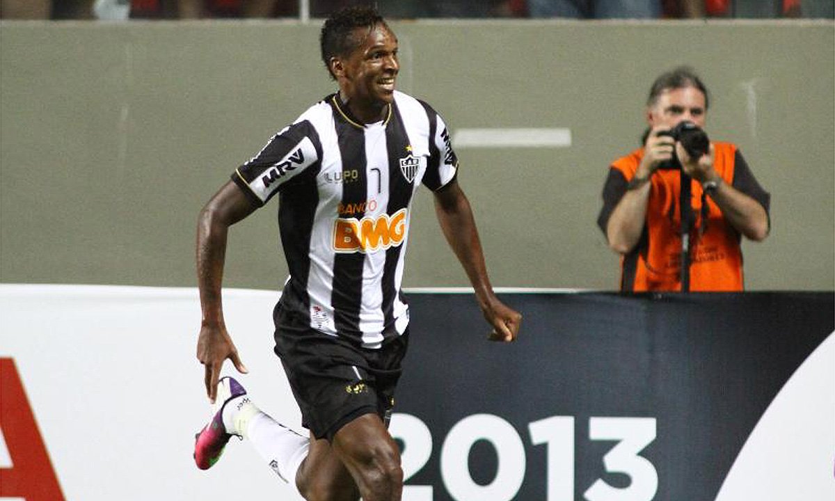 Jô em ação pelo Atlético na Copa Libertadores de 2013 (foto: Rodrigo Clemente/EM/D.A Press)