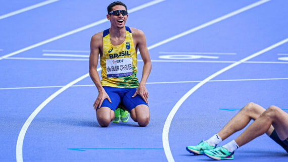 Joeferson Marinho celebra prata na Paralimpíada de Paris 2024 (foto: AFP)