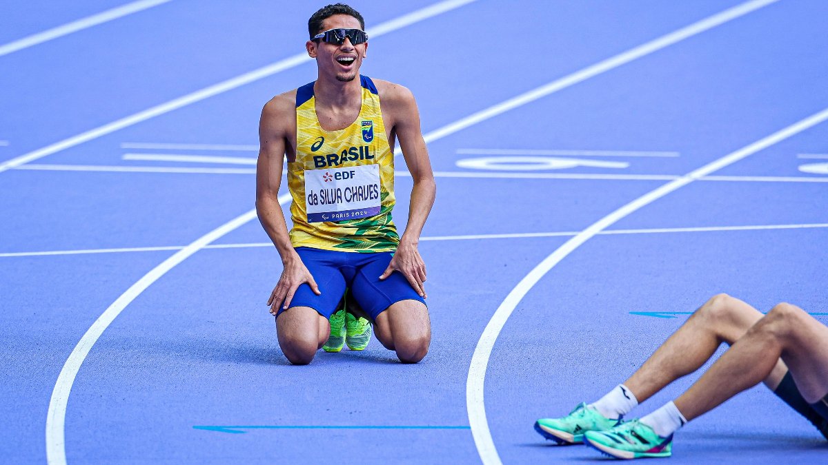 Joeferson Marinho celebra prata na Paralimpíada de Paris 2024 (foto: AFP)