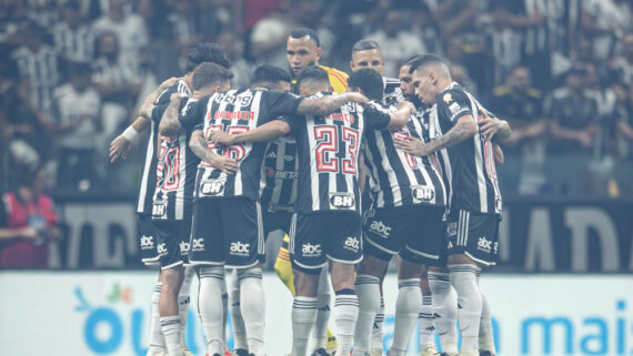 Jogadores do Atlético reúnem em campo antes de jogo contra o São Paulo (foto: Pedro Souza/Atlético)