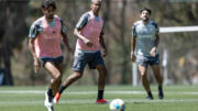 Scarpa e Deyverson em treino do Atlético (foto: Pedro Souza / Atlético)