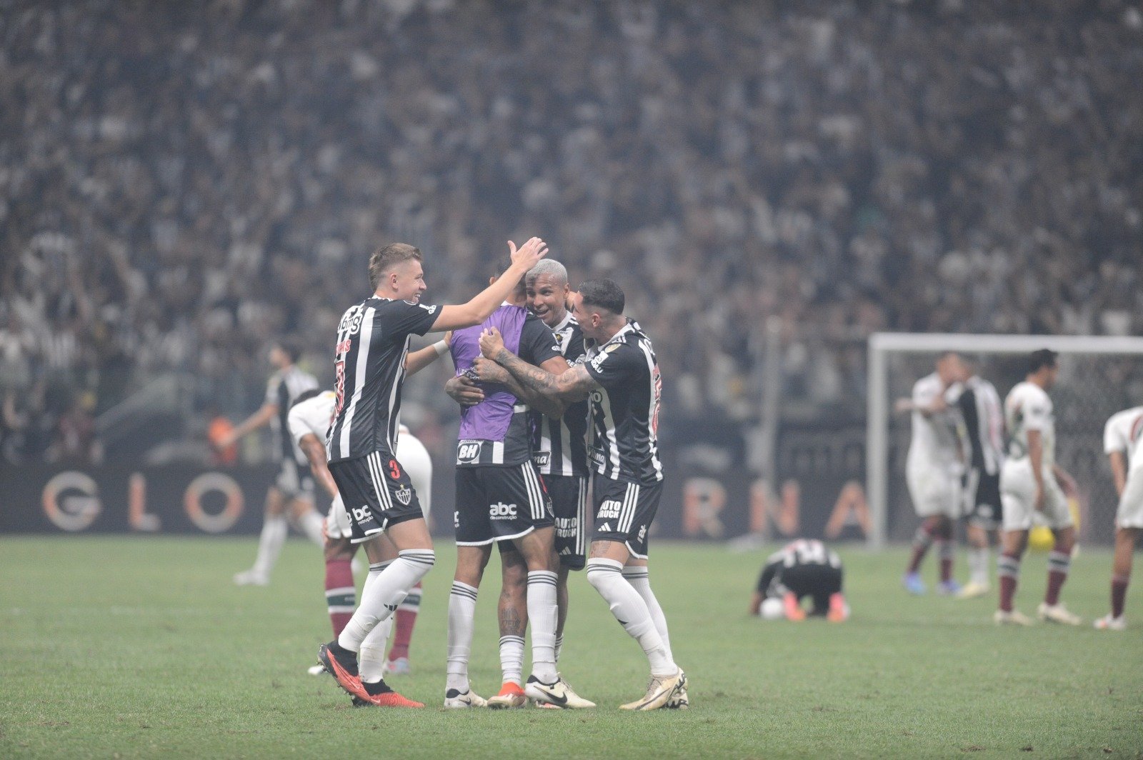 Jogadores do Atlético comemoram (foto: Alexandre Guzanshe/EM/D.A Press)