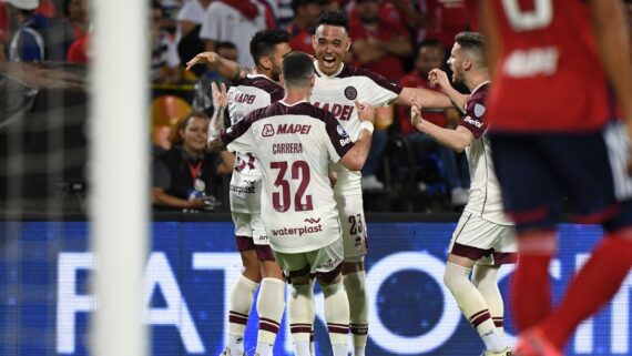 Jogadores do Lanús comemoram (foto: Jaime Saldarriaga/AFP)