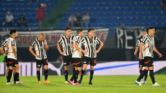 Jogadores do Libertad (foto: Daniel Duarte / AFP)