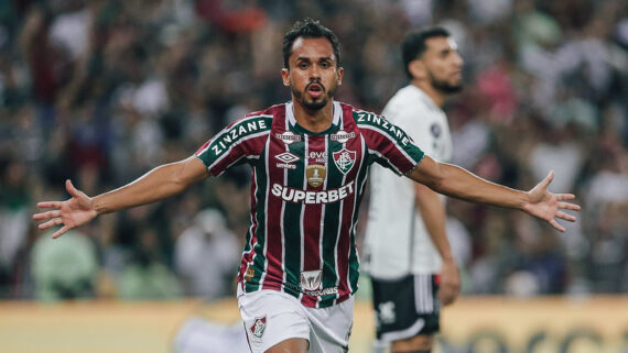 Lima abre os braços para comemorar gol do Fluminense contra o Atlético (foto: Lucas Merçon/Fluminense)