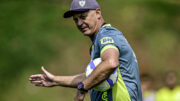 Lisca de perfil gesticula em treino do América (foto: Mourão Panda/América)