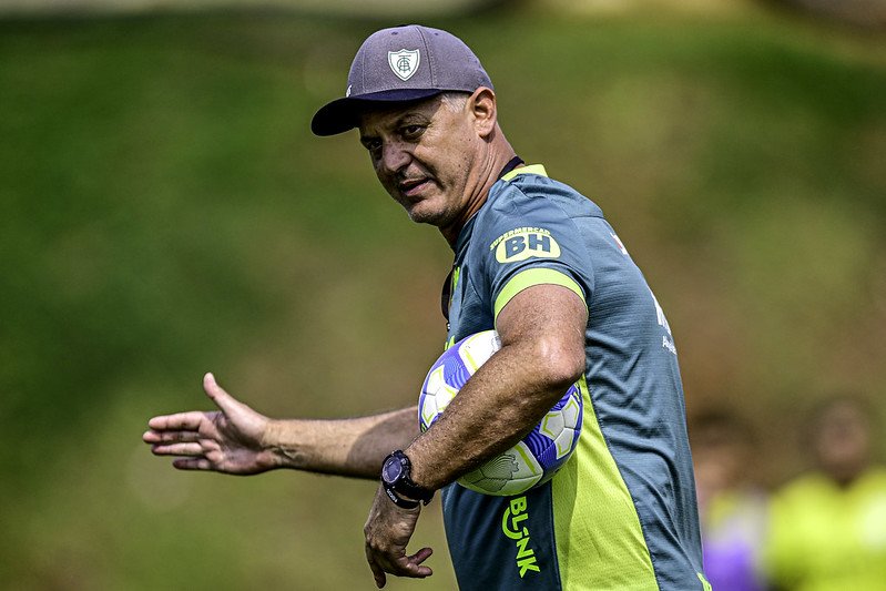 Lisca de perfil gesticula em treino do América (foto: Mourão Panda/América)