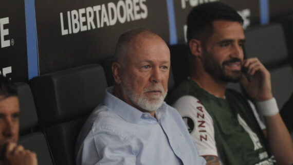 Mano Menezes, técnico do Fluminense, no banco de reservas da Arena MRV antes de partida contra o Atlético, pela Libertadores (foto: Alexandre Guzanshe/EM/D.A Press)