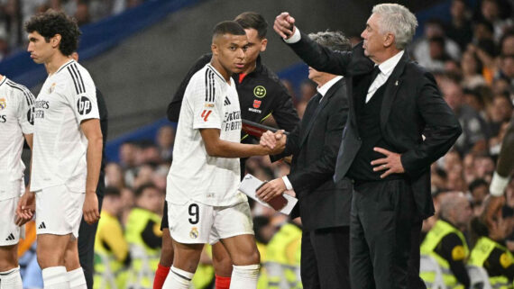 Mbappé teve lesão constatada após vitória por 3 a 2 do Real sobre o Alavés, nessa terça (24/9) (foto: JAVIER SORIANO/AFP)