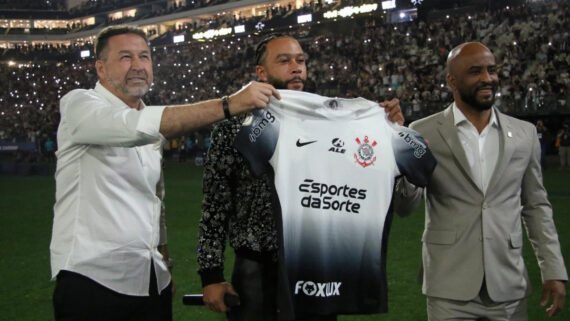 Memphis Depay ao lado de Augusto Melo e Fabinho Soldado (foto: Jose Manoel Idalgo / Corinthians)