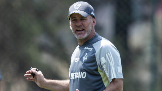 Gabriel Milito, técnico do Atlético, durante treinamento na Cidade do Galo (foto: Pedro Souza/Atlético)