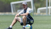 Técnico Gabriel Milito, do Atlético, durante treinamento na Cidade do Galo (30/9) (foto: Pedro Souza/Atlético)