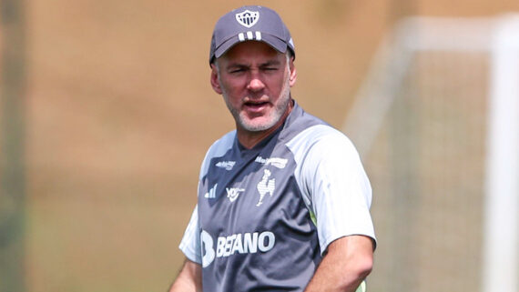 Gabriel Milito, técnico do Atlético, durante treinamento na Cidade do Galo (23/9) (foto: Paulo Henrique França/Atlético)