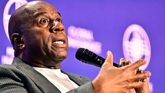 Magic Johnson durante palestra (foto: Frederic J. Brown/AFP)