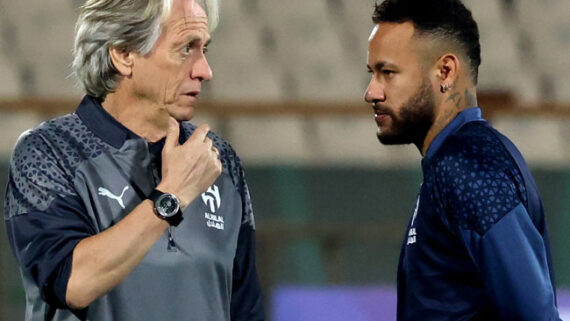 Jorge Jesus e Neymar em treino do Al-Hlal (foto: ATTA KENARE / AFP)