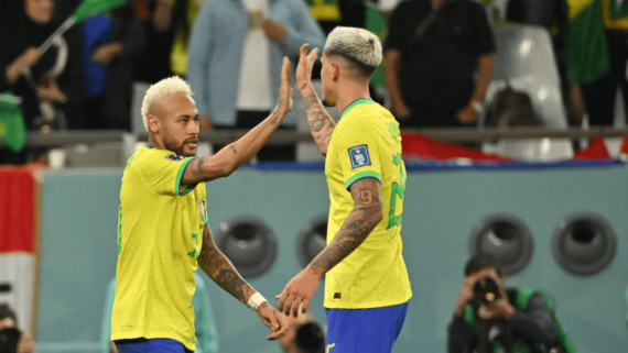 Neymar, atacante do Al Hilal, e Pedro, atacante do Flamengo (foto: Nelson Almeida/AFP)