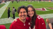 Belo-horizontinos Lucas Izidro (esquerda) e Lívia Tertuliano (direita) durante jogo do San Francisco 49ers pela NFL no Levi's Stadium, em Santa Clara, nos EUA (foto: Arquivo pessoal)