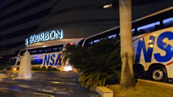 Ônibus do Cruzeiro em frente ao hotel em Luque, no Paraguai (foto: João Victor Pena/No Ataque)