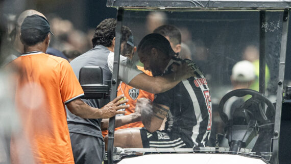 Volante Otávio, do Atlético, em momento de dores na Arena MRV (foto: Pedro Souza/Atlético)