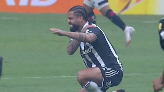 Volante Otávio, do Atlético, em momento de dores na Arena MRV (foto: Reprodução/Premiere/Globo)