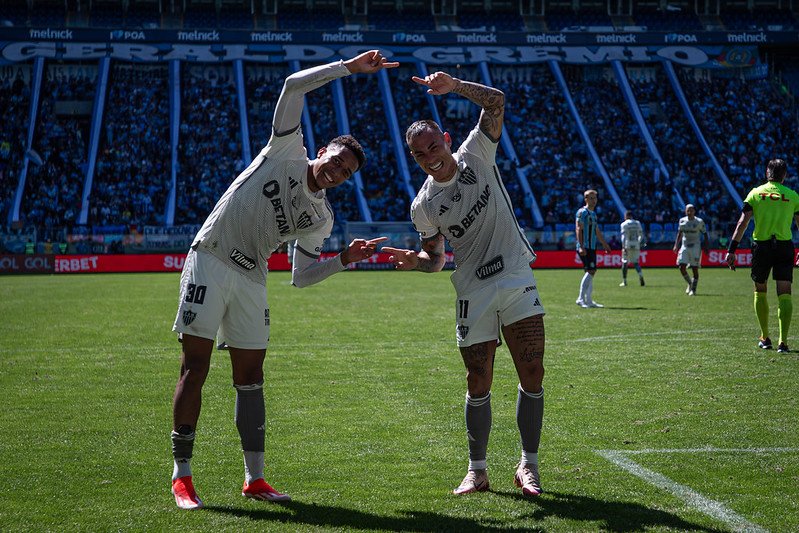 Brahian Palacios e Eduardo Vargas (foto: Pedro Souza/Atlético)