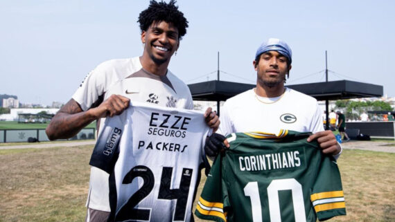 Hugo Souza, do Corinthians, e Jaira Alexander, do Green Bay Packers (foto: Rodrigo Coca/Corinthians)