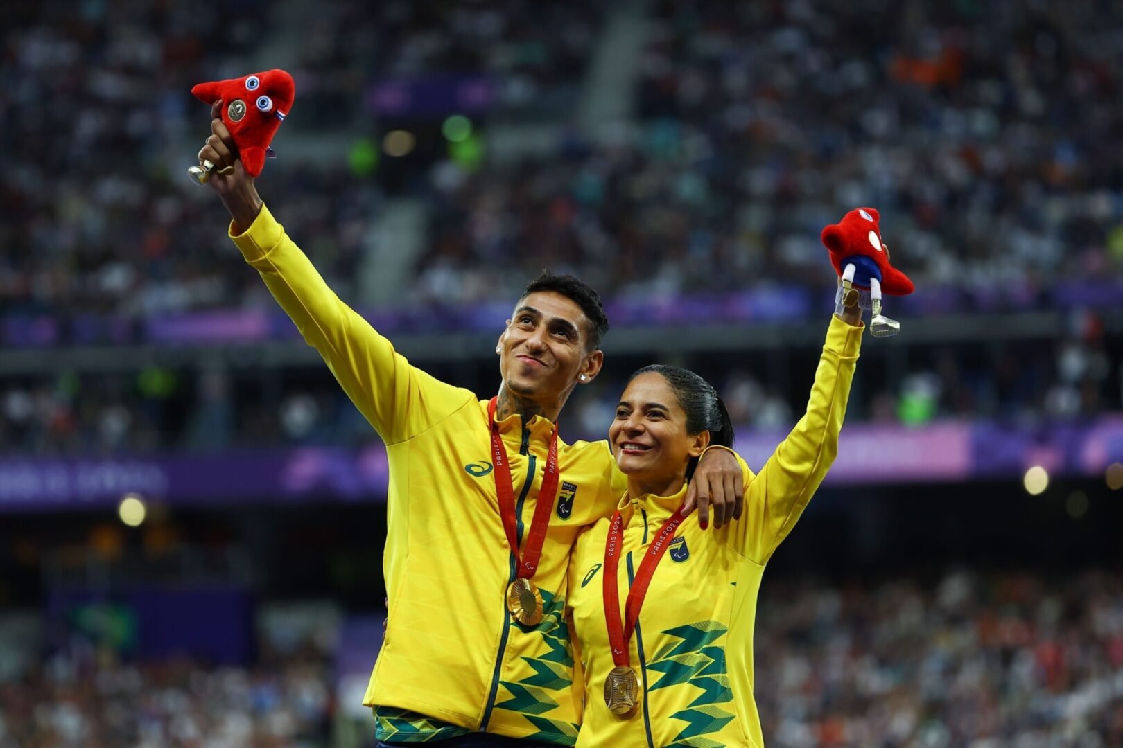 JERUSA GEBER E O GUIA GABRIEL GARCIA (foto: Silvio Ávila/CPB)