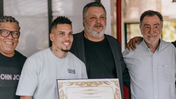 Paulinho ao lado do verador Pedro Patrus e do deputado federal Patrus Ananias (ambos do PT, à direita), e do pai, Paulo Henrique (esquerda), na Câmara Municipal de BH (foto: Reprodução/Instagram)